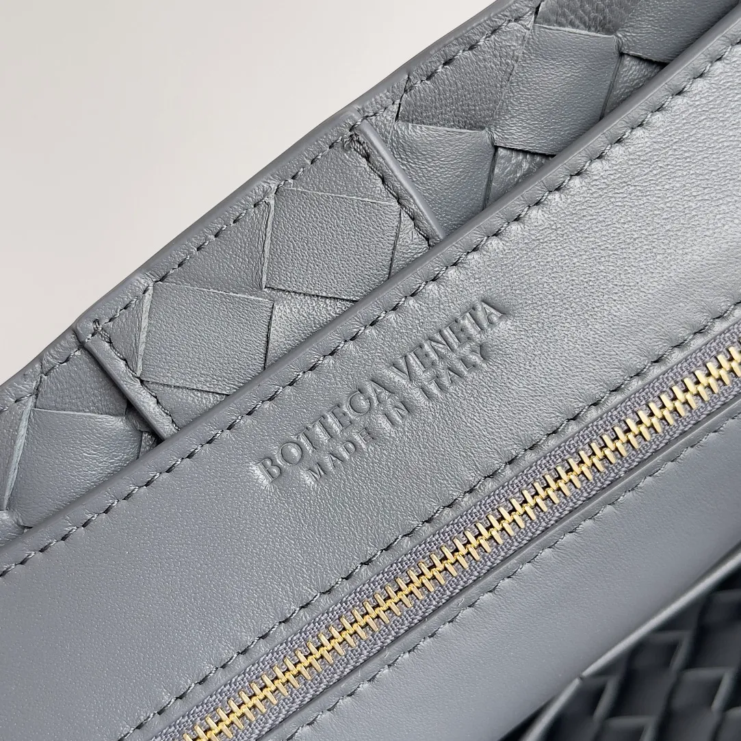 The 2023 new Andiamo batch of 2260 BV has been shipped‼ ️Really popular🔥The new Andiamo woven handbag launched by Bottega Veneta this season is really popular all over the world! ! Celebrities at home and abroad have worn it, and Oscar-winning actress Michelle Yeoh has taken it out on the street. Song Jia, Trai Yara, Yu Feihong, Sanji Ayaka, Rosie Hunting-Whiteley, Yoshioka Riho, etc. have all picked up this bag. It is classic and versatile, showing off its temperament, and the bag capacity is also large, which is very convenient for daily commuting! ! A variety of carrying methods, the shoulder straps can be adjusted by yourself, the original lambskin feels soft and delicate, and the unisex style breaks the gender boundaries and brings a more practical and long-lasting use experience. Andiamo, which has both elegant and casual styles, perfectly interprets the true appearance of "fashionable old money style". Style number: 743572 Size: 32*24*12